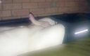 Aussie bi boy: Ngocok kontol sampai kering di skinz di waterbed 29-12-2019