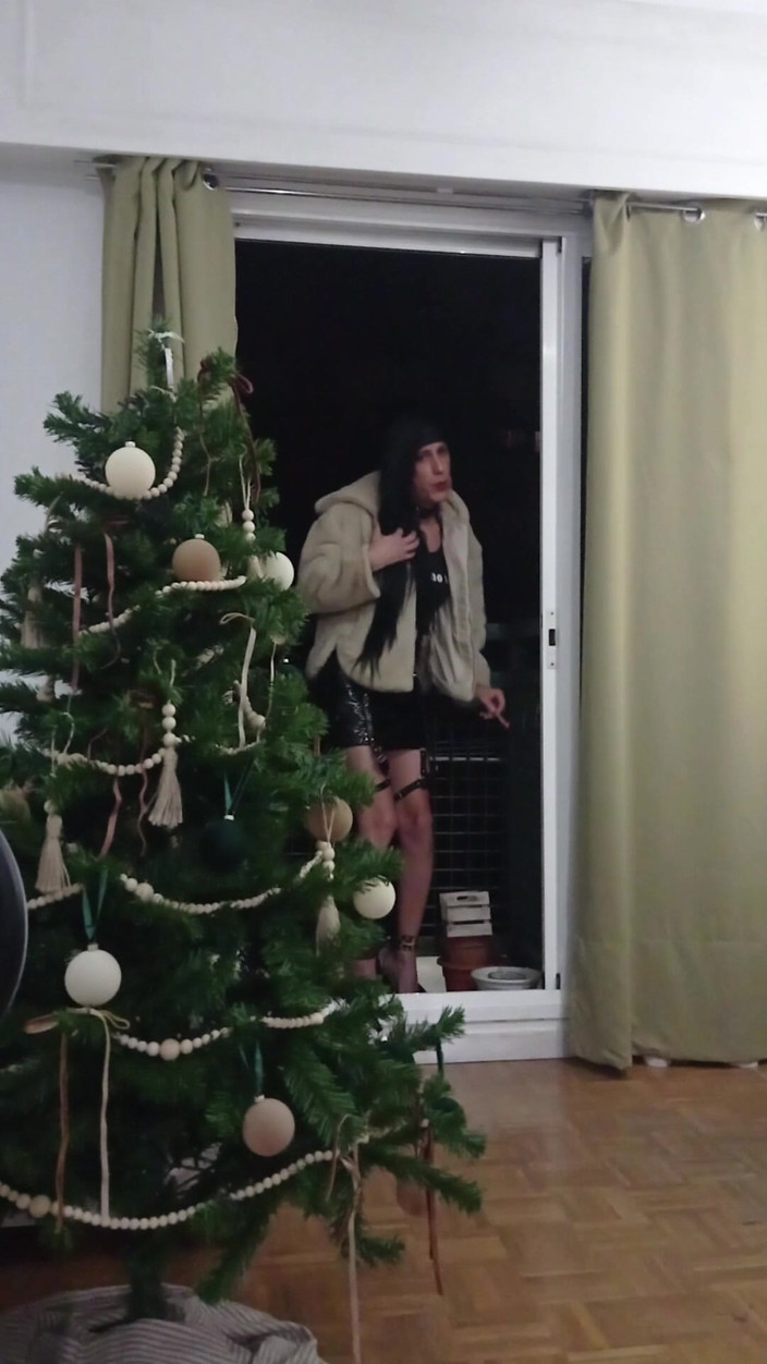 Penelopene27: Exhibicionistický crossdresser