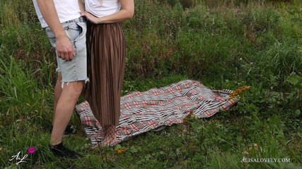 Alisa Lovely: Naughty picnic - pasangan amatur berkongkek di luar rumah