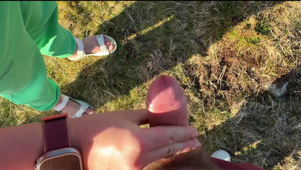 Emma Voyeur: Kepergok membelai di depan umum... Cewek itu bantuin aku selesai