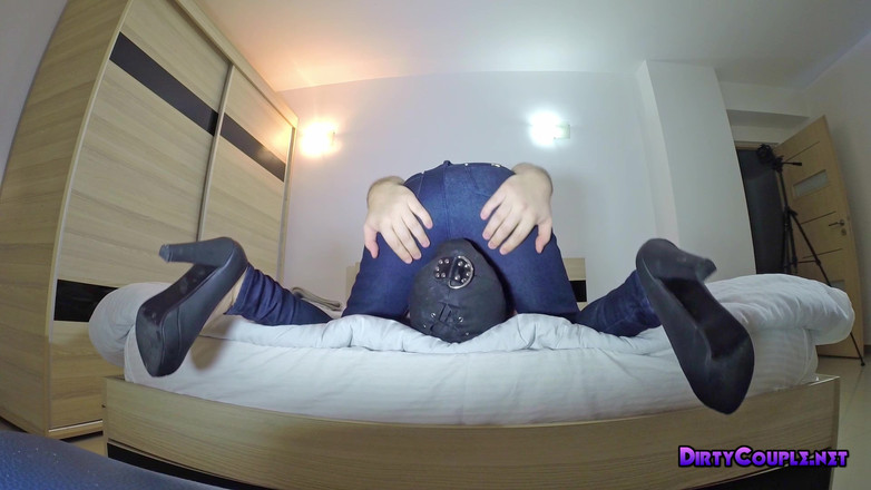 Dirty Couple: Stând blugii ei pe fața lui și o muie lungă