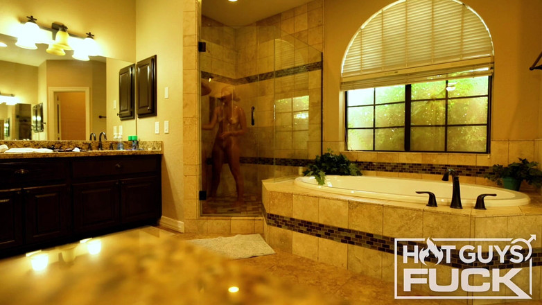 Hot Guys Fuck: Hra s ptákem Romana Caina: chuť tlusté akce s Molly...