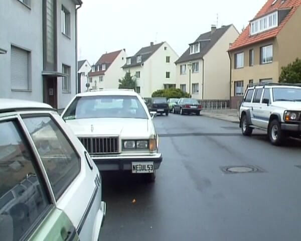 German amateur couples: 台所のテーブルでロードされたコックを共有する2つの見事なドイツのひよこ
