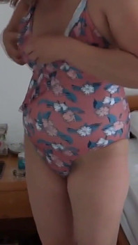 Latynoska MILF goli swoją owłosioną cipkę, by włożyć bikini na plaży