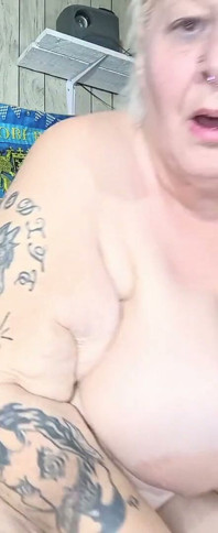 Él está goteando en sus tetas y culo por el culo tan cremoso y rápido