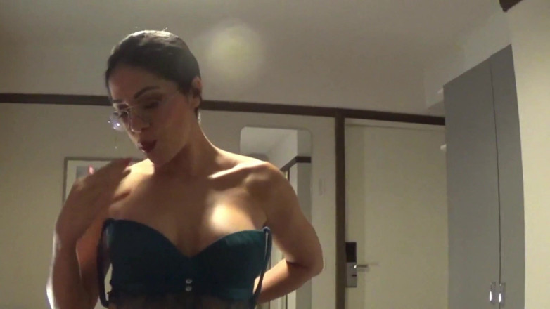 Amateur Homemade Porn: La mia matrigna egiziana mi fa eccitare con il suo...