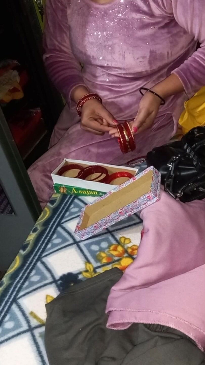 Manjushukla: Панджабі Бхабхі змінює сукню.