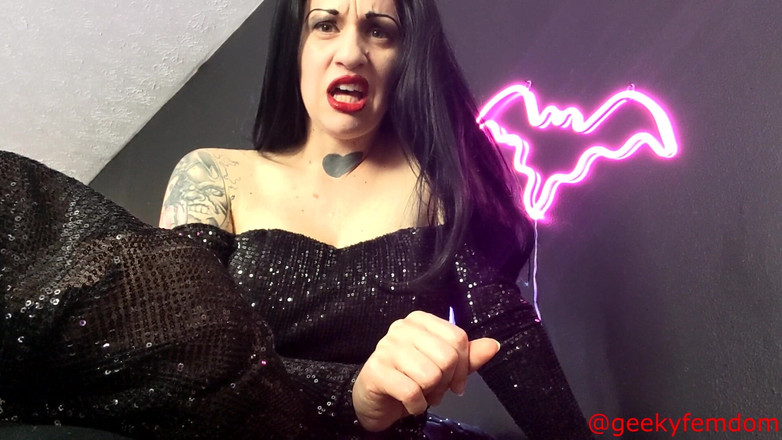 Geeky Femdom: Morticia addams kleiner penis demütigung