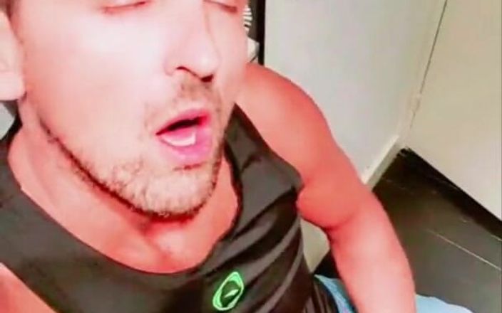 Slutboyben: 性感的娘娘腔荡妇鸡巴