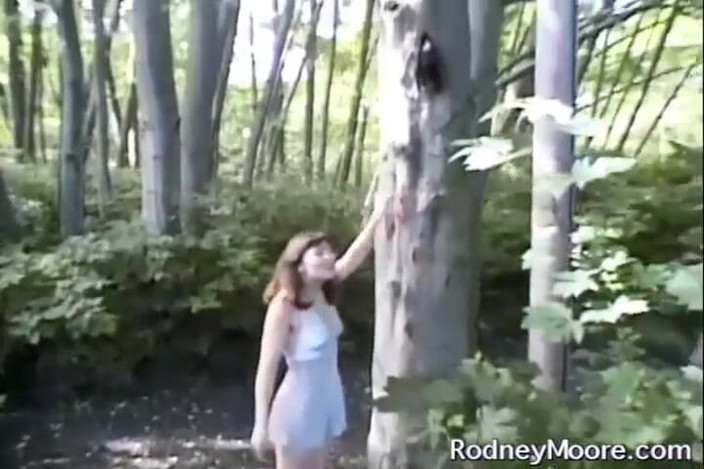 Horny Hairy Girls: Vintage, une nymphe excitée est poilue et prête à avaler