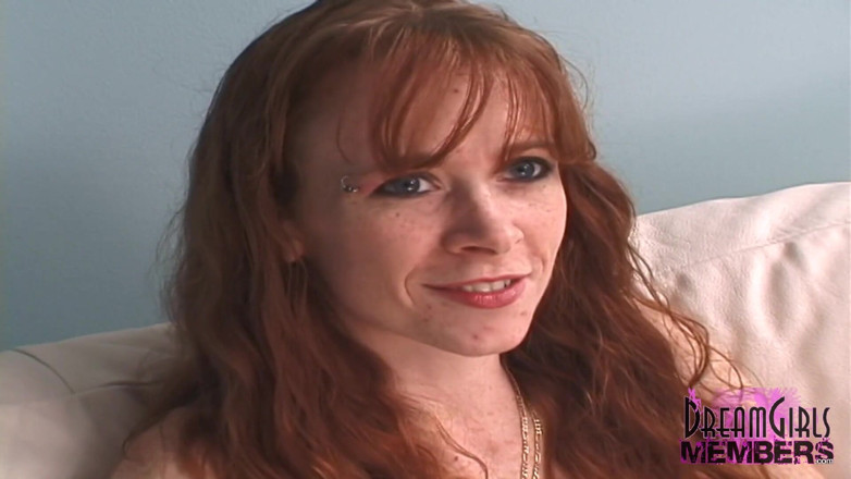 Dream Girls: Behaarte muschi, rothaarige macht ihr erstes nacktvideo