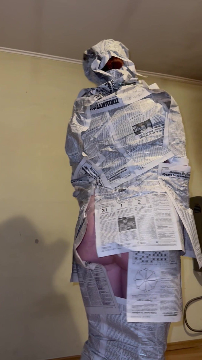 Elena917: Novinový fetiš - Obalování mě do novin