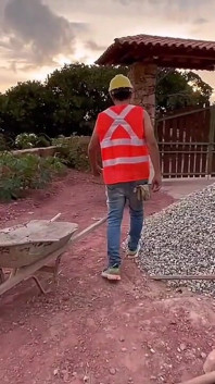 Žena šuká dělníka, protože její manžel šel se svými přáteli