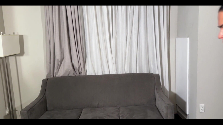 Lora Cross: Grijpt haar en tilt haar op over haar gespierde schouders