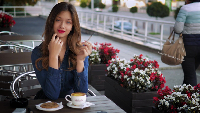 Russian Smokers: Si cantik rusia magnetik lagi asik mainin asap rokok