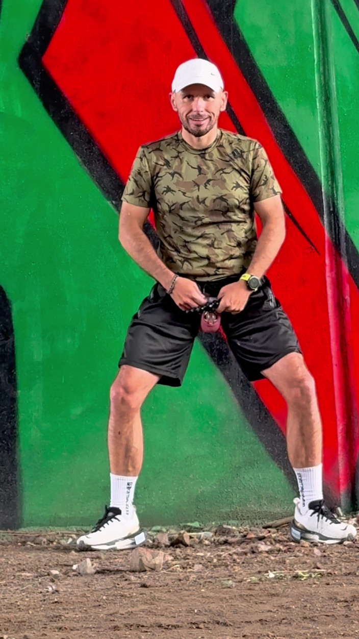 Werther1: Sportovní chlap ve spodním prádle tanga vystavuje venku