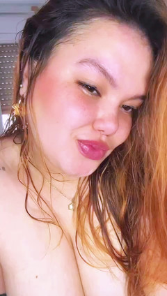 Latincurvyredhead: Une femme infidèle fait un strip-tease et se masturbe pendant...