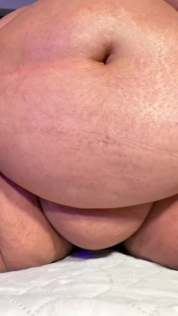 Schöne bBW mit dickem bauch reitet und liebt goldenen nektar