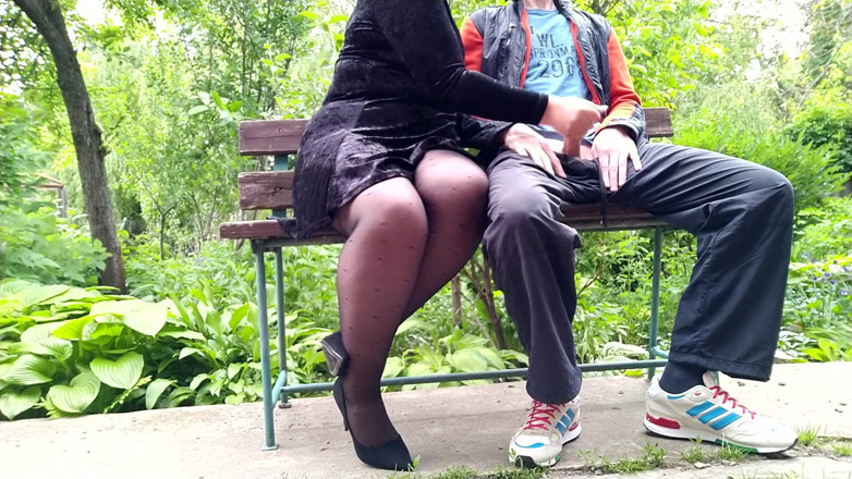 OurFetishLife: Tante seksi dengan stoking seksi ini lagi asik ngocok kontolku...