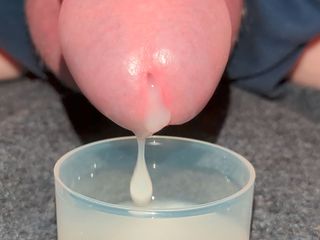 Edge leak drip: 極端なクローズアップ精液の巨大な厚い負荷はカップにエッジアウトし、飲み込まれました
