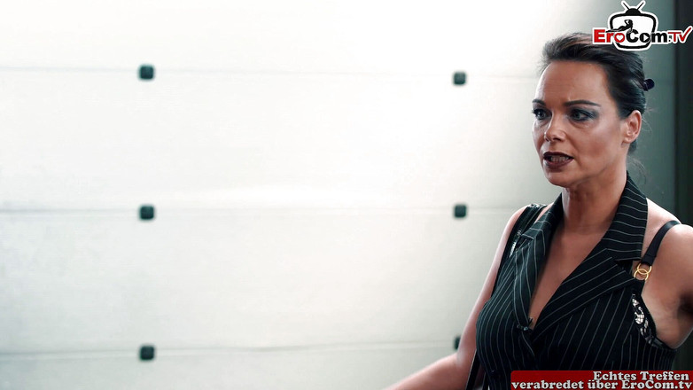 EroCom: Une MILF pulpeuse à forte poitrine en bas nylon fait un...