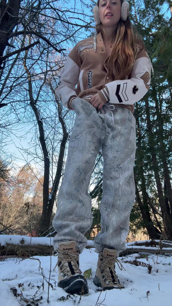 Nadia Foxx: Promenade orgasmique dans la neige