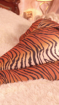 Onderdanige milf mond gesnoerd en bondage geplakt in spandex catsuit