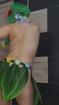 Meine stiefschwester führt hawaiianischen tanz in einem grünen hawaiianischen cosplay-kostüm durch und masturbiert dann, und zeigt, was unter ist