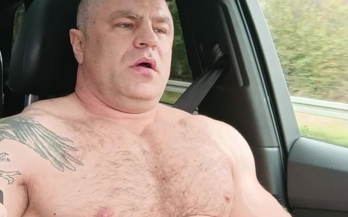 Dante no.1: Guido nuda in macchina in autostrada e mi masturbo fino...