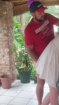 Je baise la femme du voisin sur la terrasse où il peut facilement nous voir
