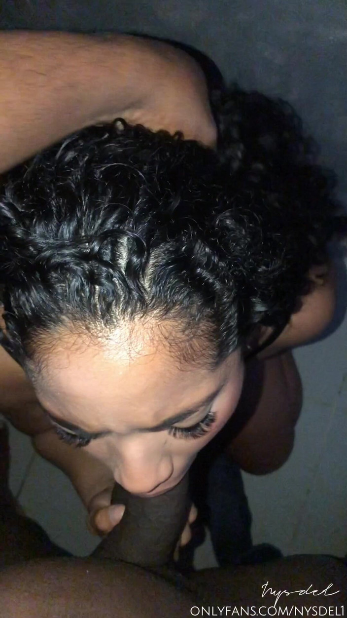 Nysdel: O brunetă drăguță oferă în secret o muie delicioasă iubitului prietenei...