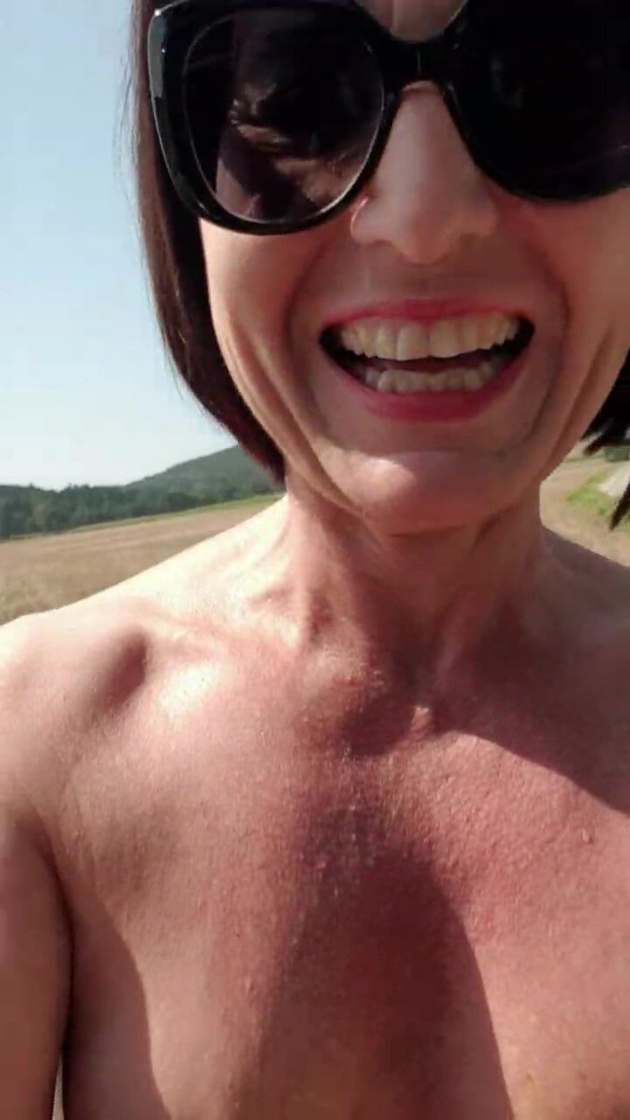 JulieEroticDress: Nude Run with Outdoor Squirt