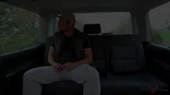 Hubená holka s pěkným tvarem zadku dostává péro a mrdku jako děvka
