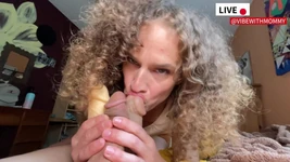 Stiefmoeder betrapt je op het kijken naar homoporno!