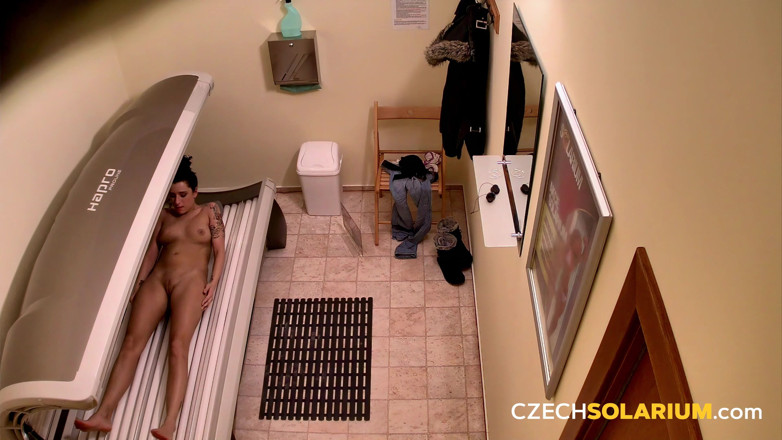 Czech Solarium: Tschechisches Solarium 16: Rasierte muschi weit gespreizt für eine freche Solarium-show