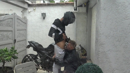 AMATOR BAREBACK FRENCH PORN: Dikongkek tanpa kondom oleh motor biker lurus
