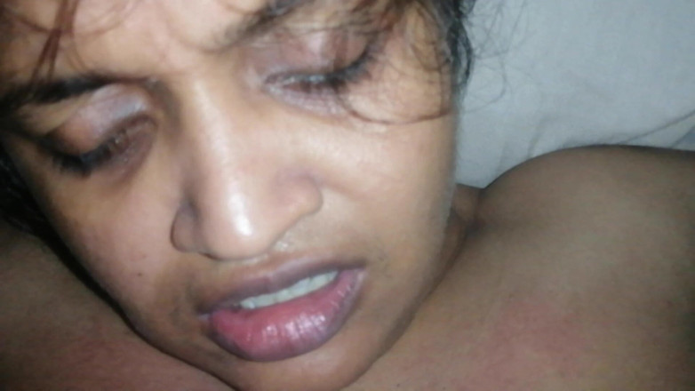 Tina Baby: Impressioni facciali di Desi Bhabhi che trema dopo un buon...