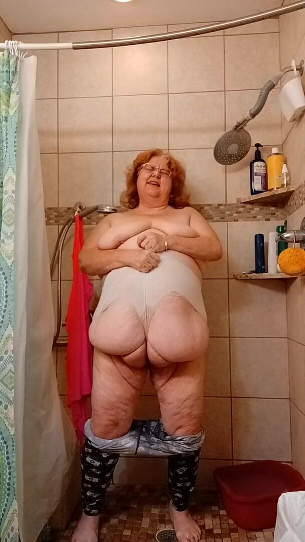 BBW nurse Vicki adventures with friends: 我把裤子弄小便看了吗？