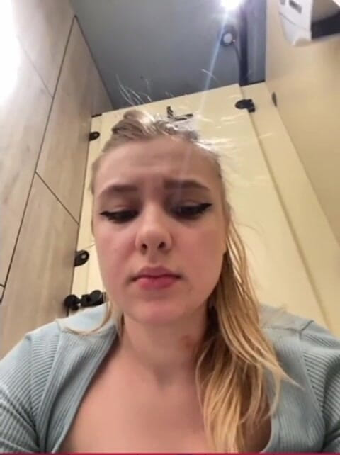 JuiceLussie: Extrem sprutning. Sitter på cam och fingrar anal