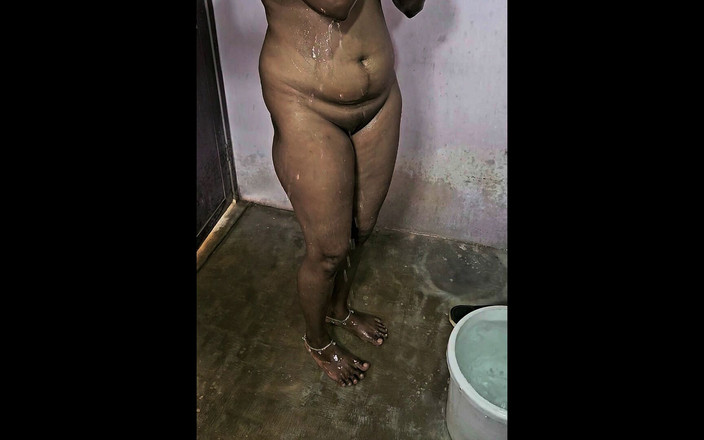 Tamilnilavu: Tamil Young Housewife Bathing