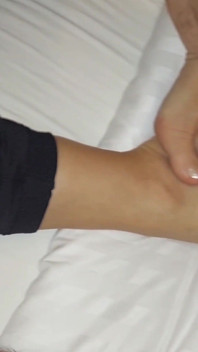Moglie amatoriale bionda matura gode di adorazione dei piedi