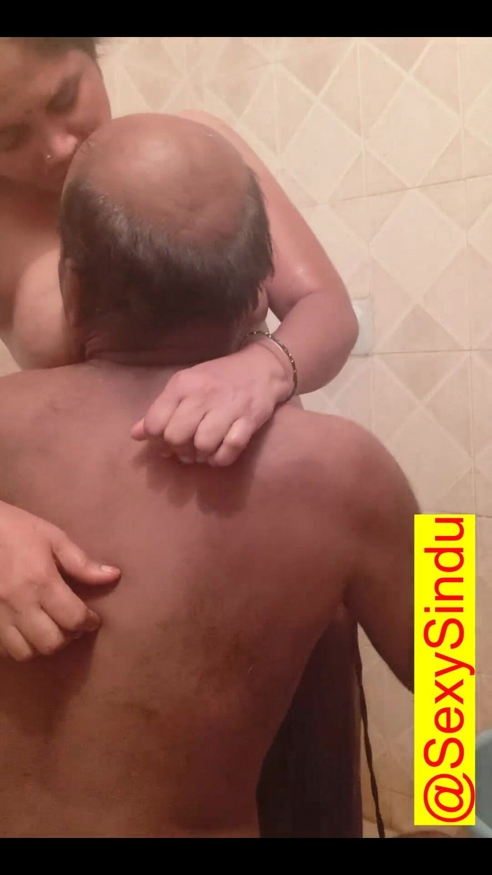 Sexy sindu: Hottest Couple Bathing Sex Video
