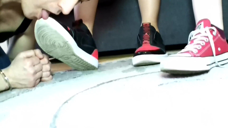 Femdom Austria: Limpador de sapatos da garota puta!