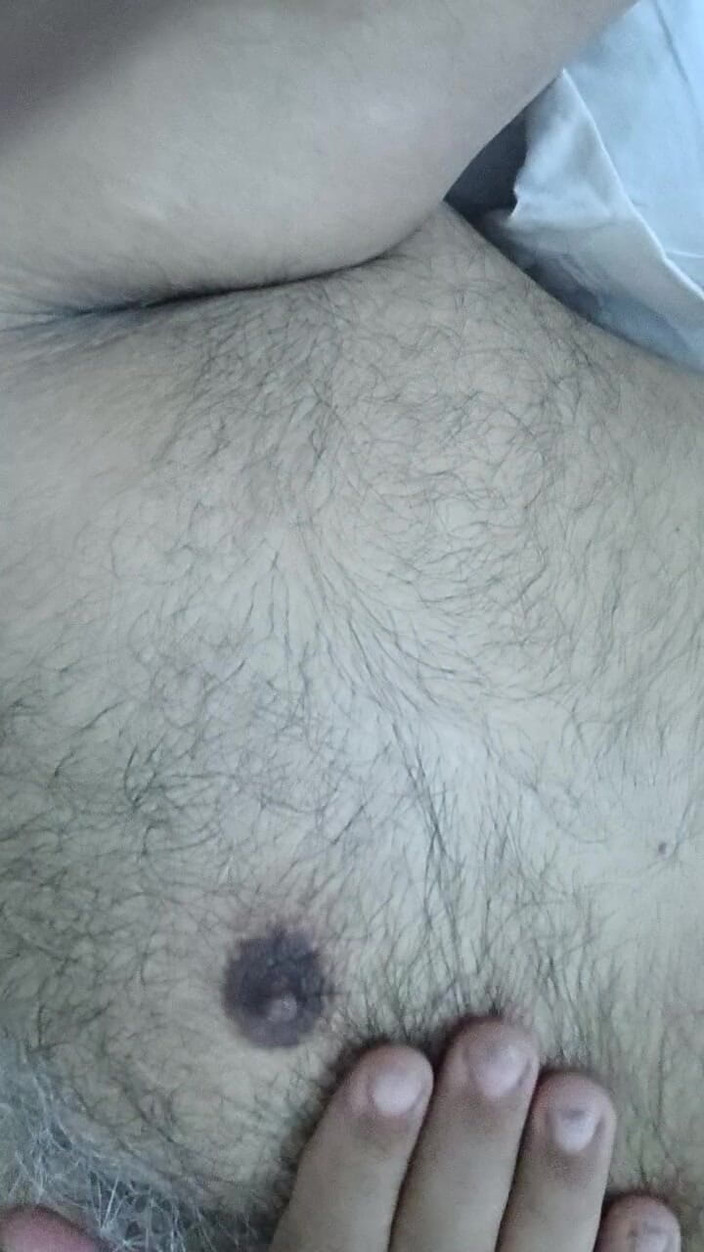 Daddy Dude: Tati indian întins pe pat tachinând și pozând pentru tine