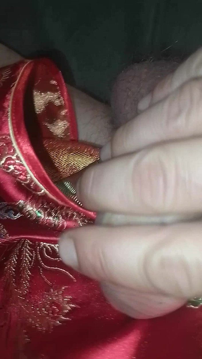 Leatransteen: Lars Damberger Wichst in Einem Roten Asia Cheongsam