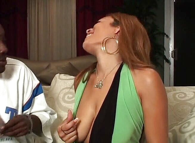 BBC Bootycasting: Gran culo de puta de ébano es arada en el sofá