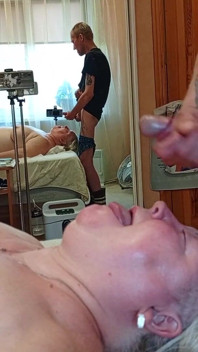 Honím si ptáka a šukám macechu do krku a pak stříkám do pusy
