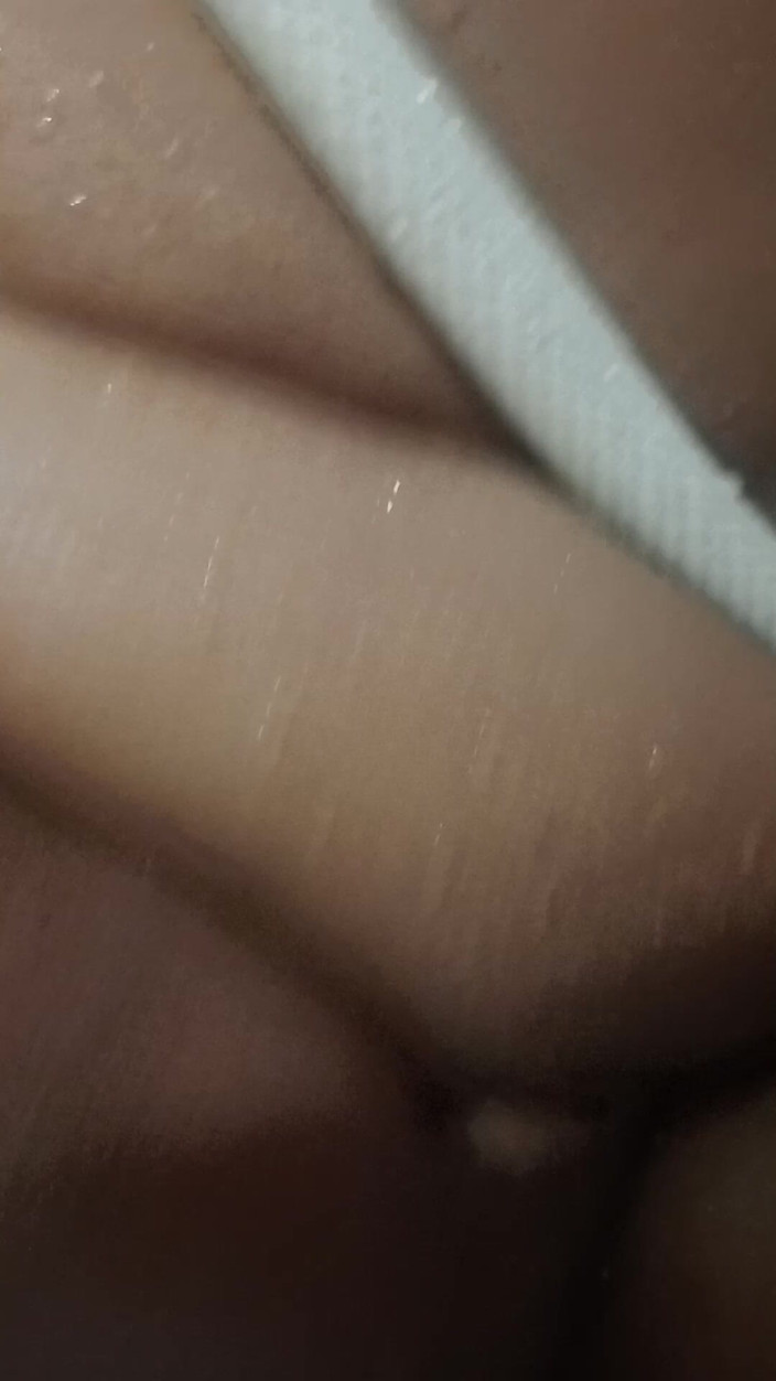 Benita sweety: Poesje verdomd heet wassen in bad