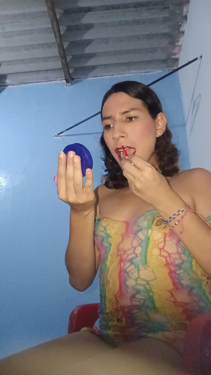 Femboy from Colombia: O să vopsesc această cameră