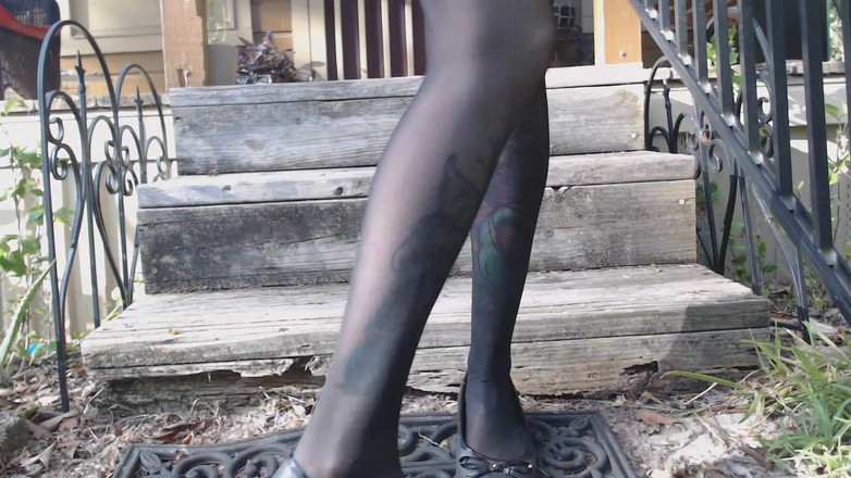 PandoraSG: 在公寓的楼梯上的户外脚踩踏